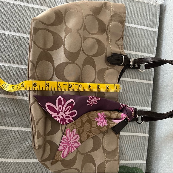 Coach purse with classic C - Picture 3 of 9